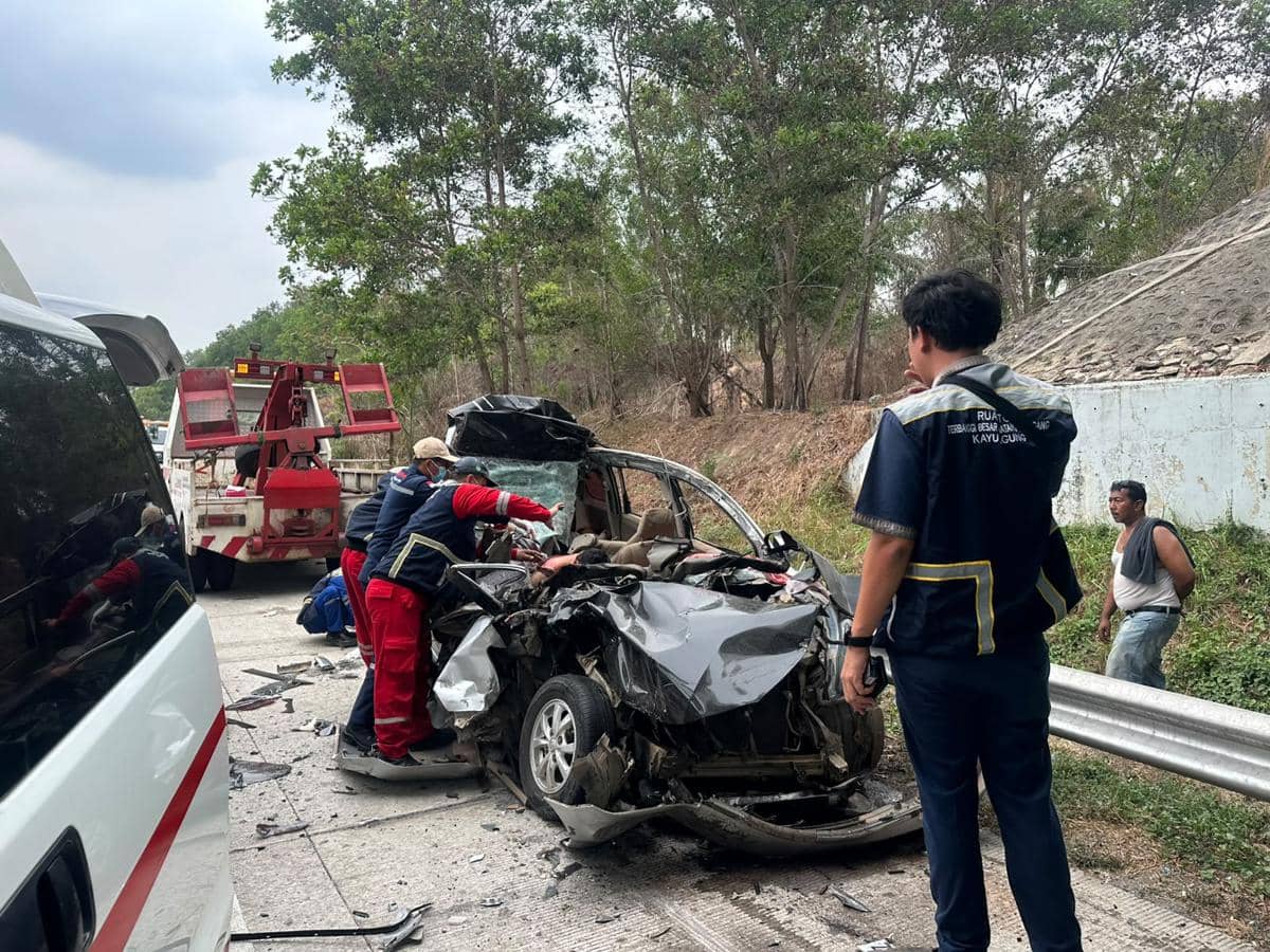 Barang bukti kendaraan mengalami kecelakaan maut di ruas jalan Tol Terbanggi Besar-Pematang Panggang-Kayu Agung (Terpeka) KM 198+100 Jalur A