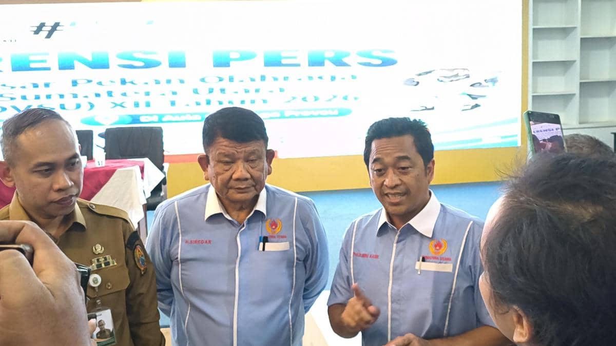 Mahfdullah Daulay, Hatunggal Siregar, dan Prof Indra Kasih berpose usai konferensi pers Porprov Sumut XII.