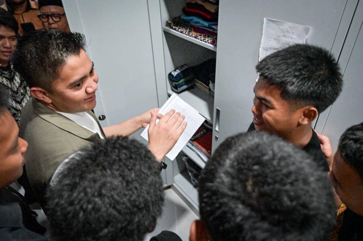 Sekretaris Kabinet, Teddy Indra Wijaya berkunjung ke Sekolah Rakyat Terintegrasi di Cikarang (Instagram @sekretariat.kabinet)