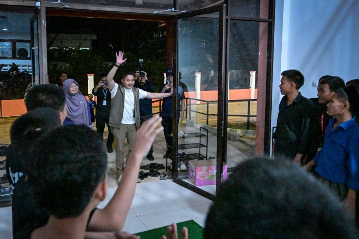 Malam-Malam Teddy Kunjungi Sekolah Rakyat di Cikarang, Bertemu Siswa