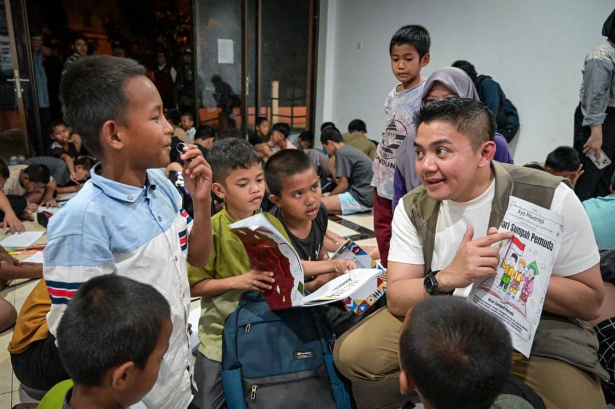 Sekretaris Kabinet, Teddy Indra Wijaya berkunjung ke Sekolah Rakyat Terintegrasi di Cikarang (Instagram @sekretariat.kabinet)