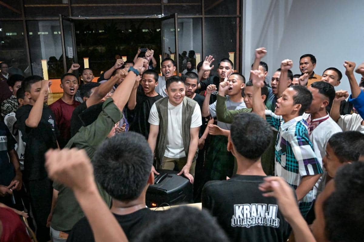 Sekretaris Kabinet, Teddy Indra Wijaya berkunjung ke Sekolah Rakyat Terintegrasi di Cikarang (Instagram @sekretariat.kabinet)