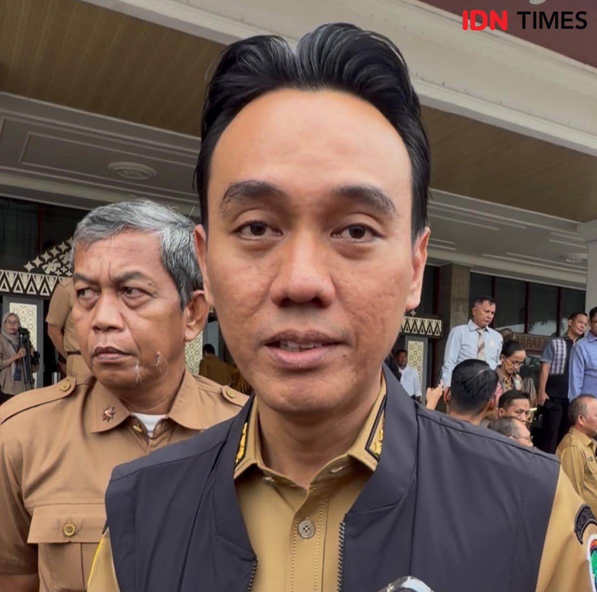 Potret Bupati OKI Muchendi Mahzareki dalam dokumentasi yang dikreditkan kepada IDN Times, Rangga Erfizal.