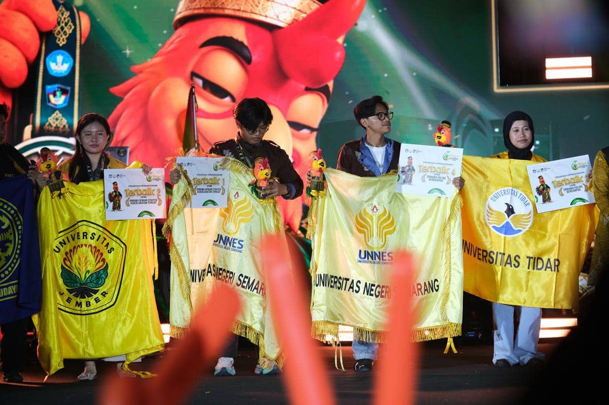 Sejumlah mahasiswa Universitas Negeri Semarang berpose usai meraih predikat terbaik dalam ajang Abidaya Ormawa.