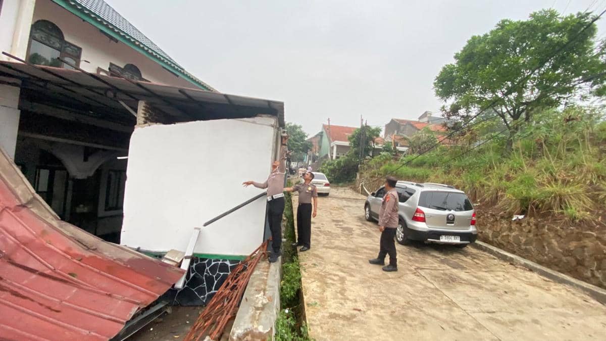 Angin Kencang Sapu Padalarang, Sejumlah Rumah Warga Rusak