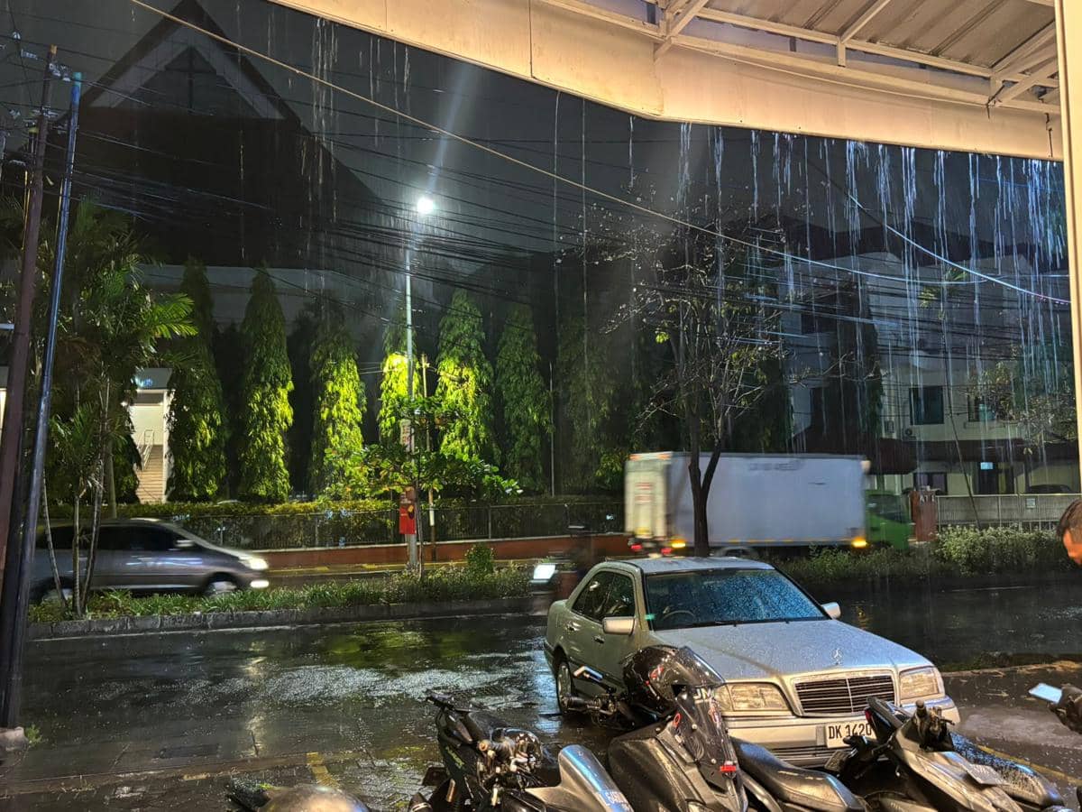 Warga Lega Usai Panas Berhari-hari, Surabaya Akhirnya Diguyur Hujan