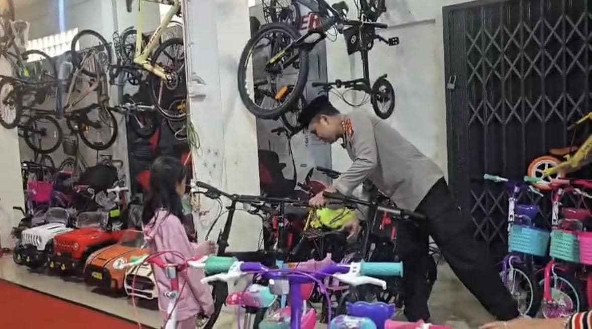 Jalan 2 Km Laporkan KDRT, Bocah Pontianak Dapat Sepeda dari Polisi