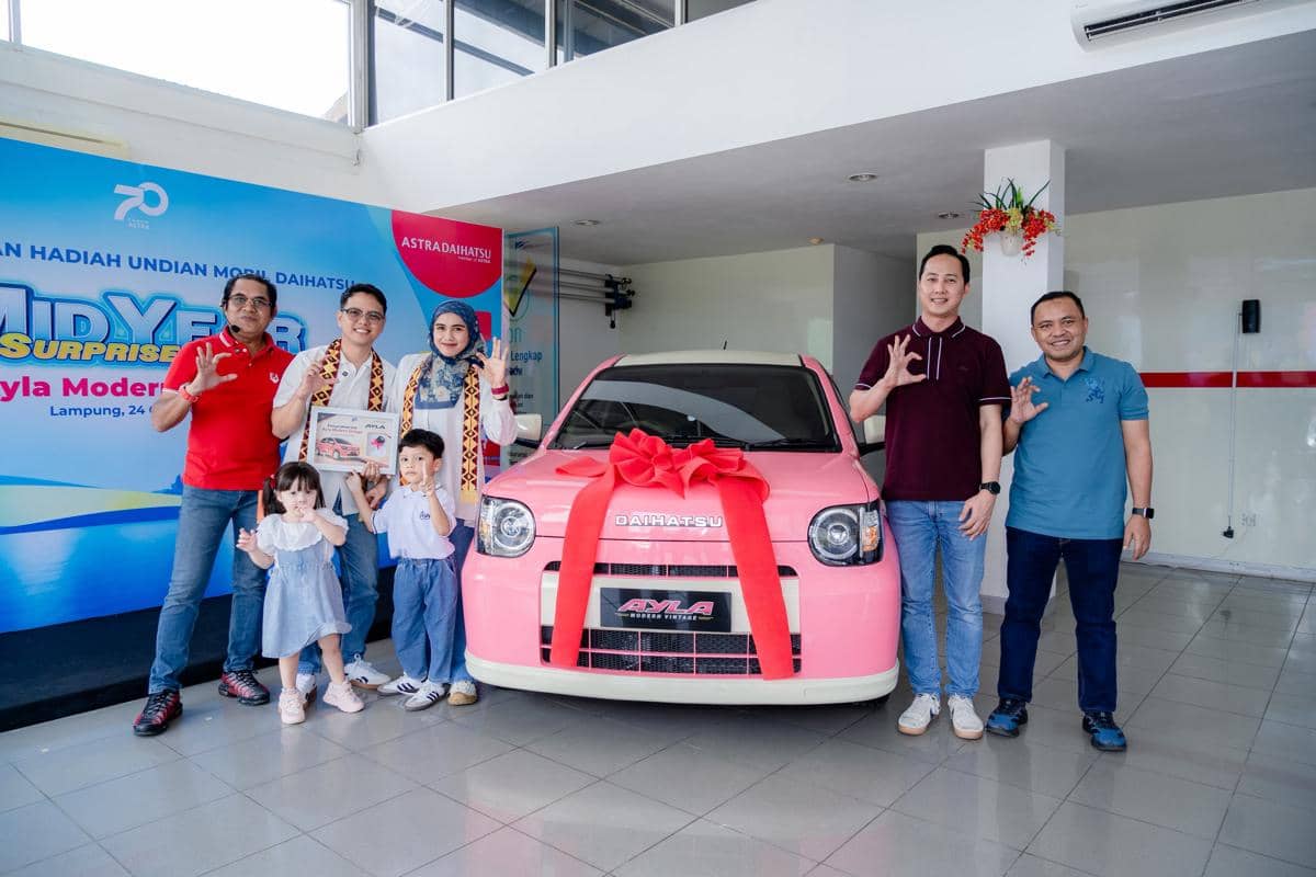 Daihatsu Ayla bergaya modern vintage sebagai pemenang kompetisi modifikasi, didokumentasikan oleh Daihatsu.
