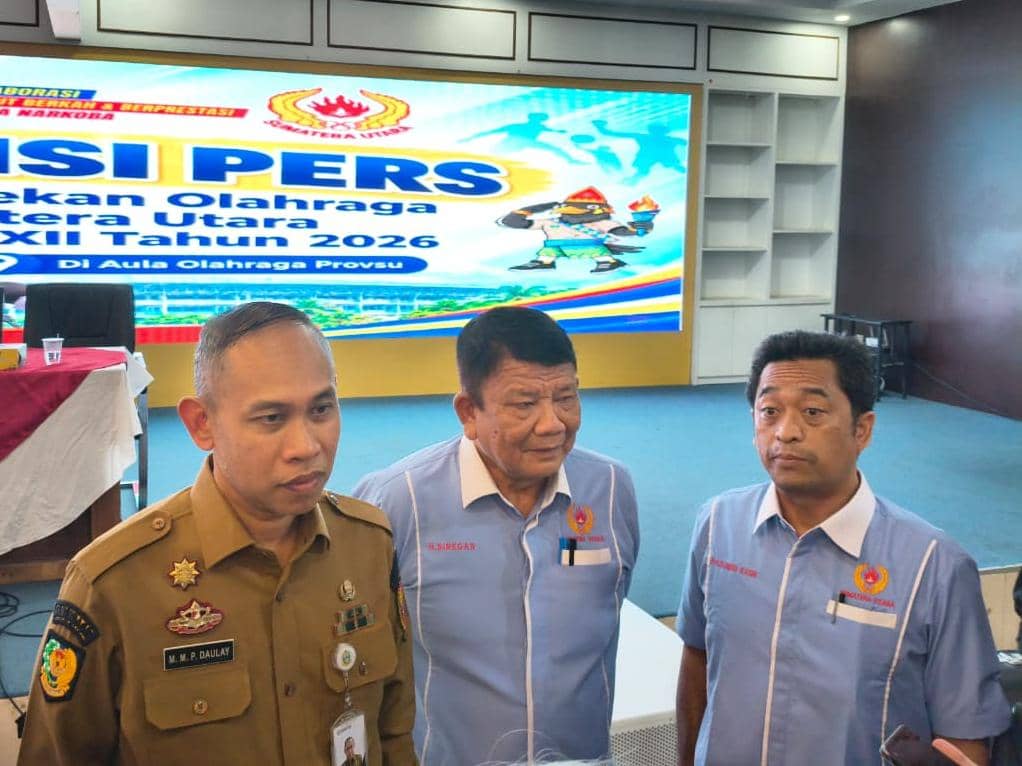 Mahfdullah Daulay, Hatunggal Siregar, dan Prof Indra Kasih berpose usai konferensi pers Porprov Sumut XII.
