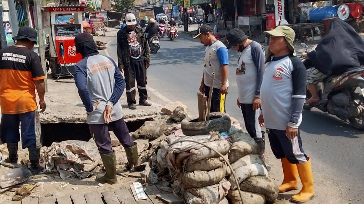 Dinas PU Makassar Keruk Drainase di Sejumlah Titik Rawan Banjir