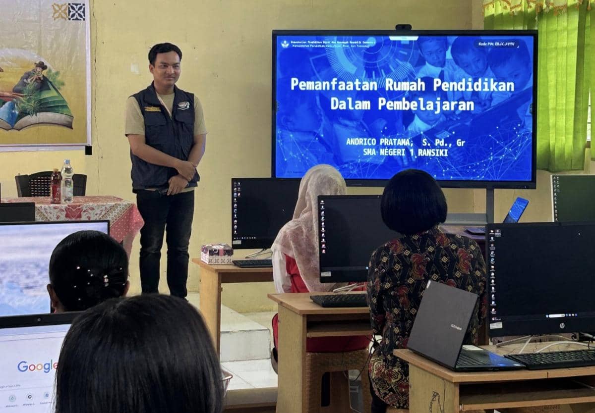 Tim Ekspedisi Patriot Institut Teknologi Sepuluh Nopember (ITS) saat mengajarkan digitalisasi sistem pendaftaran beasiswa pada guru. (Dok. Tim Ekspedisi Patriot ITS)