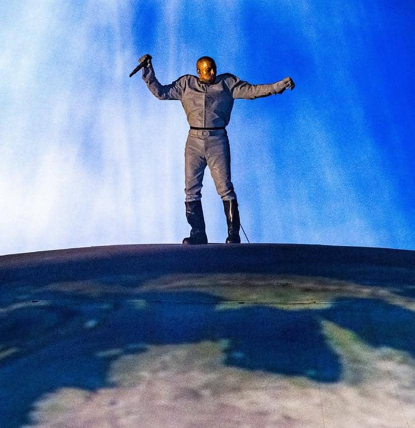 Potret Kanye West dengan ekspresi serius, terlihat dari dekat dalam unggahan akun Instagram rawvision.collective.
