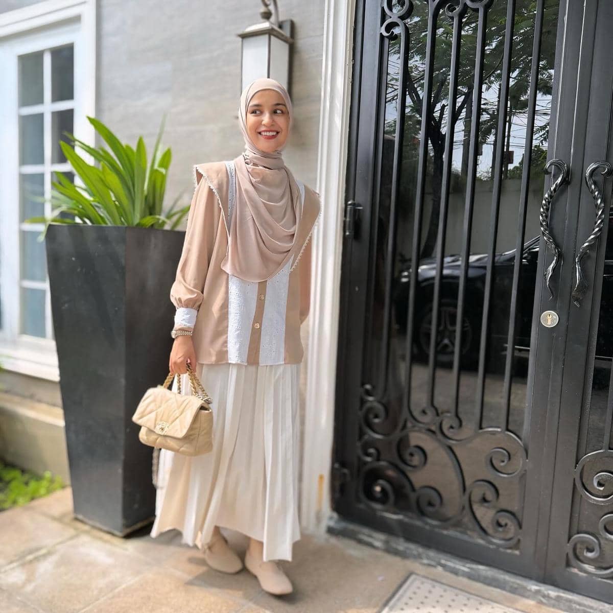 outfit hijab pakai kemeja ala Shireen Sungkar
