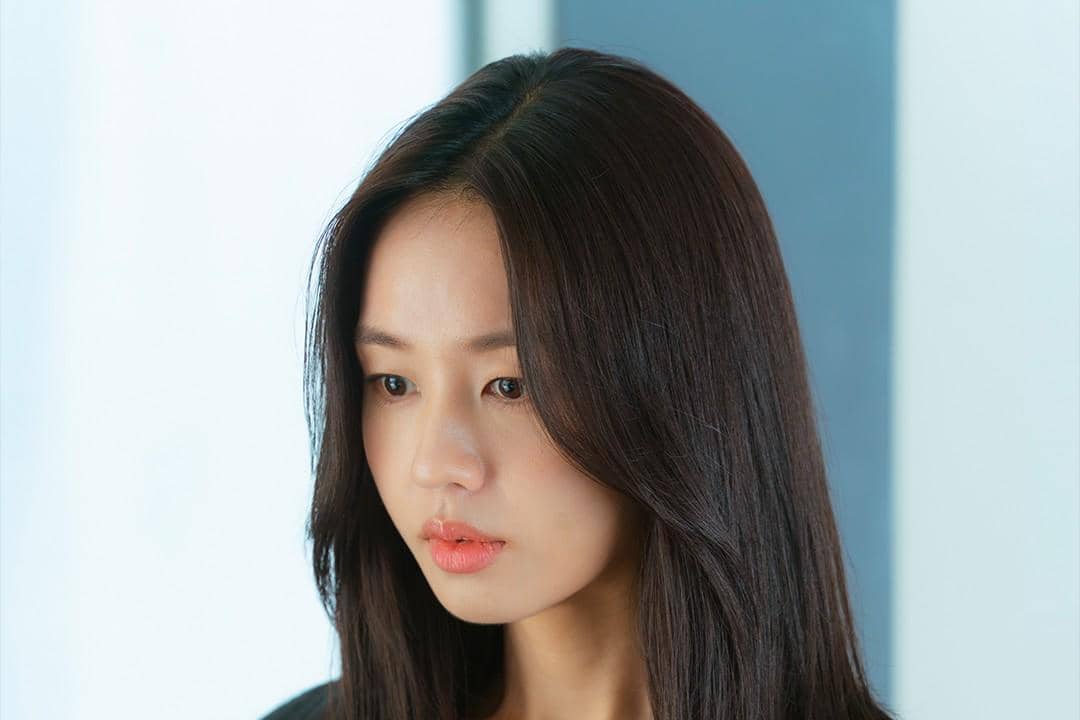 Still drama A Love Other Than Yours memperlihatkan tiga orang duduk di meja makan dalam suasana canggung.