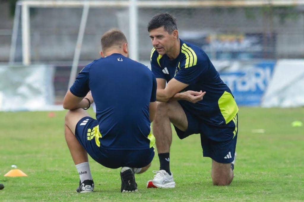Pelatih PSM Makassar, Darije Kalezic, saat memimpin latihan tim pada 25 Oktober 2026.