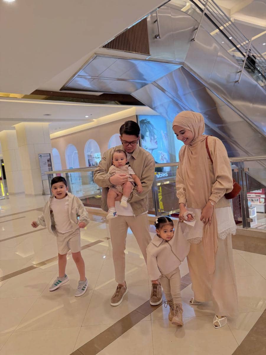 OOTD keluarga ala Zaskia Sungkar dan Irwansyah