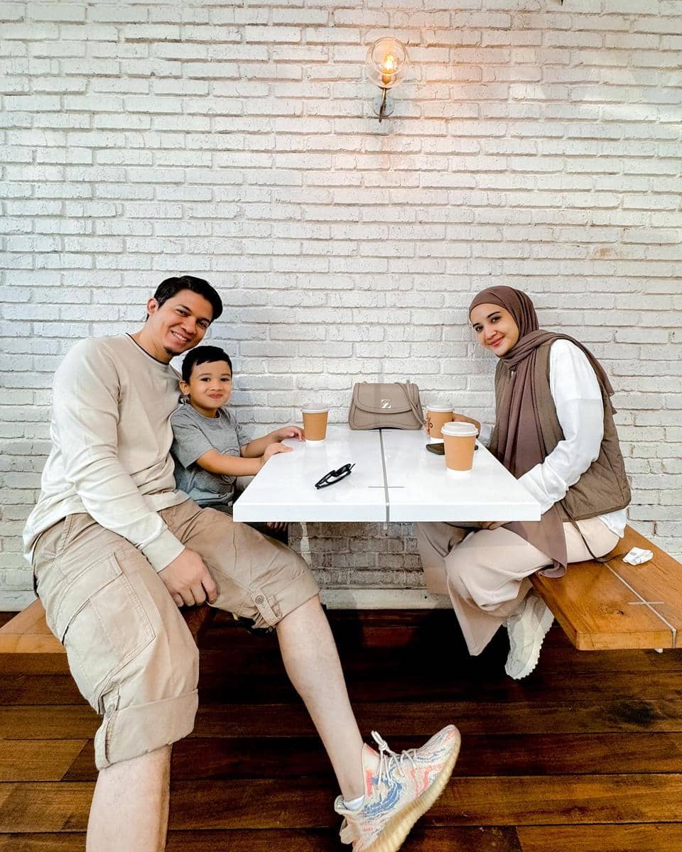 OOTD keluarga ala Zaskia Sungkar dan Irwansyah