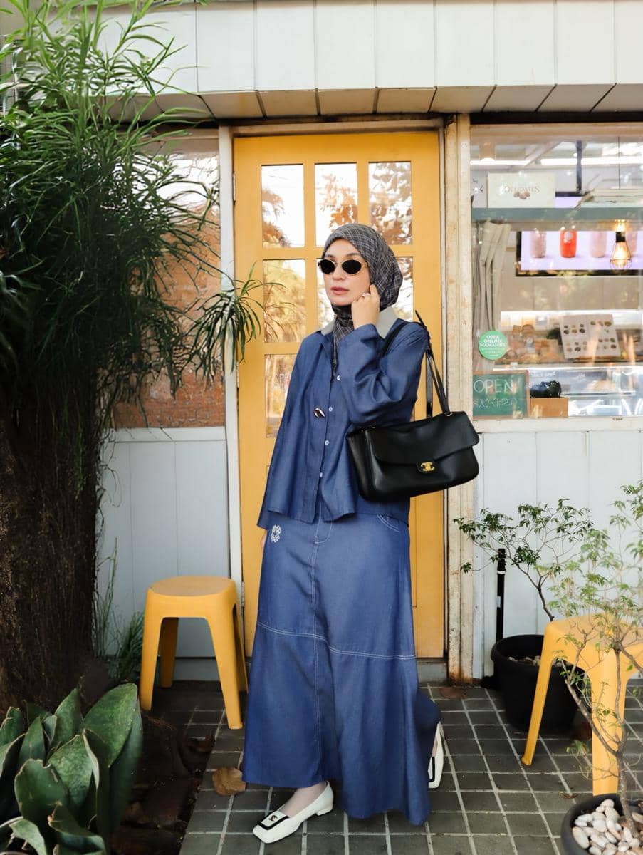 outfit hijab pakai kemeja ala Shireen Sungkar