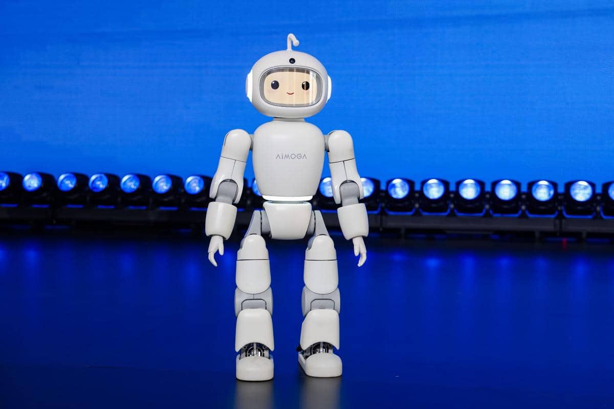 Robot humanoid Mobo berdiri di dalam ruangan sebagai pendamping keluarga pertama yang diperkenalkan untuk konsumen.