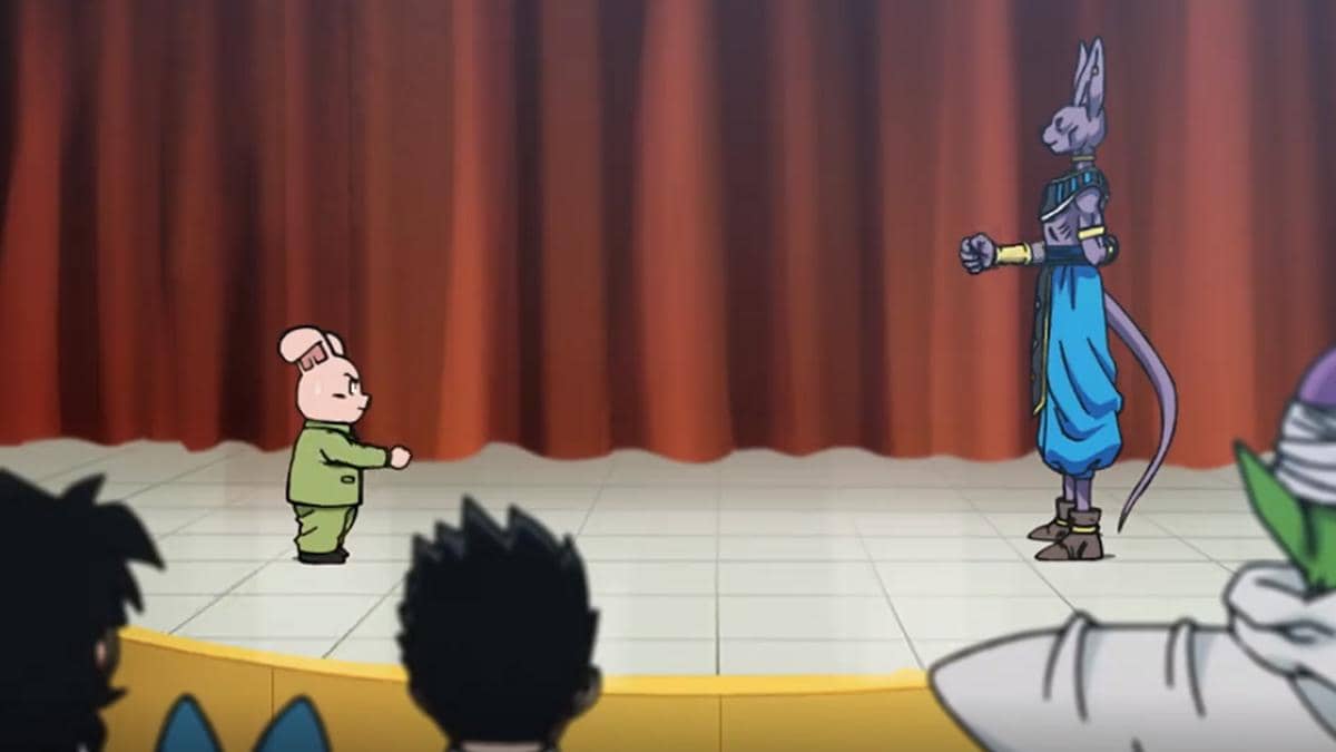 Oolong dan Beerus dari Dragon Ball Super beradu suit sambil mengangkat tangan di dalam ruangan bergaya Jepang.