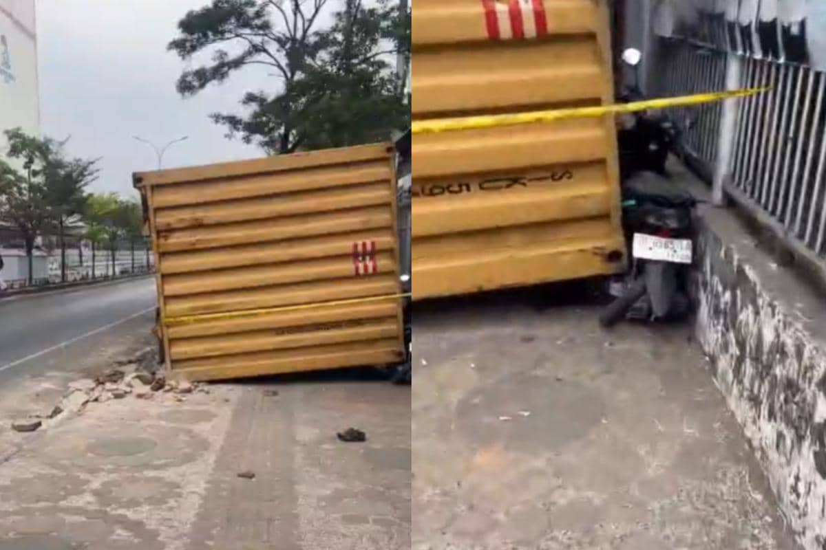Tujuh sepeda motor yang terparkir di pinggir jalan tertimpa kontainer yang terjatuh dari truk di Jalan Nusantara Baru, Kecamatan Ujung Tanah