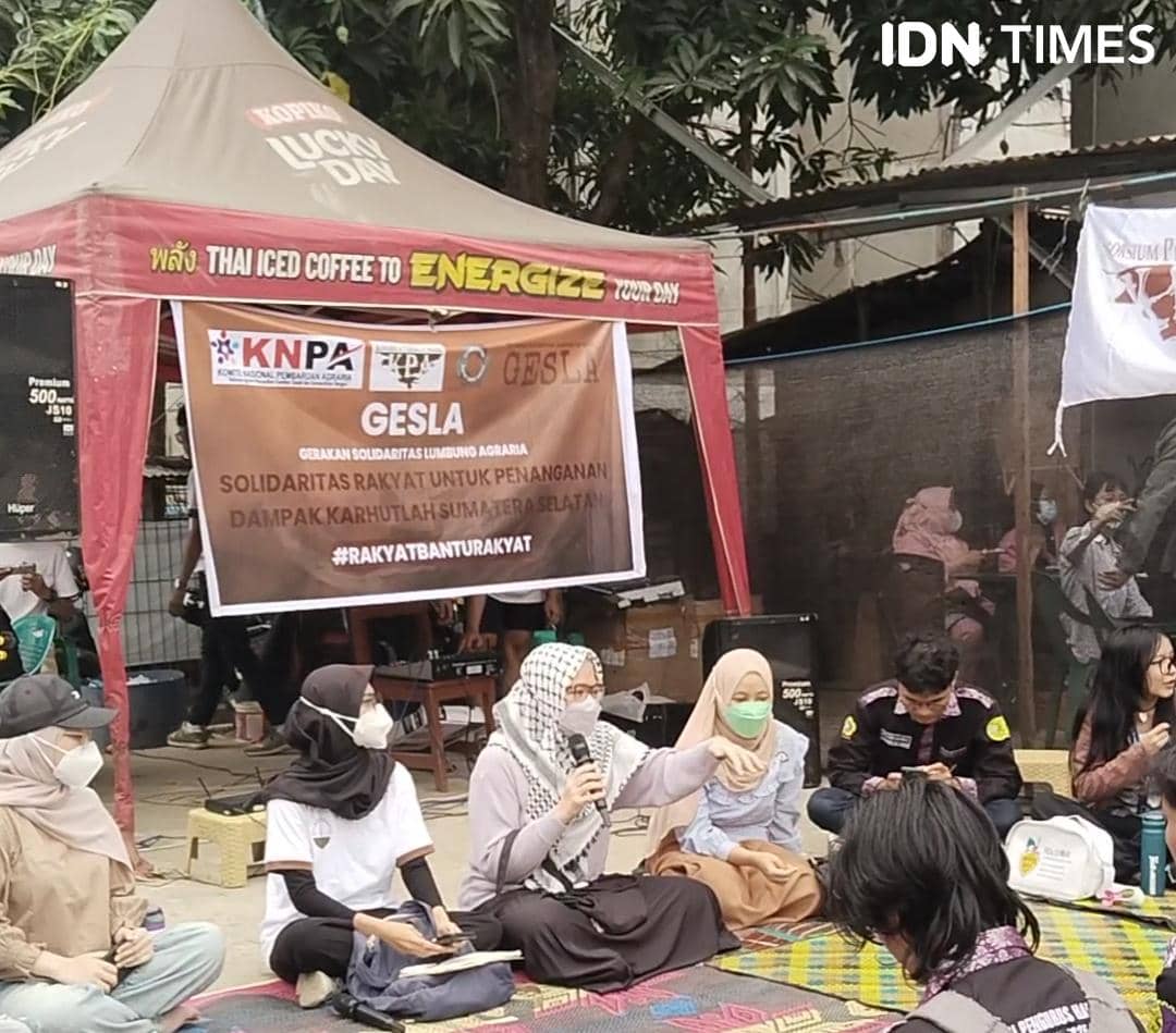 Peserta aksi solidaritas karhutla di Palembang menyuarakan kepedulian terhadap kebakaran hutan dan lahan.