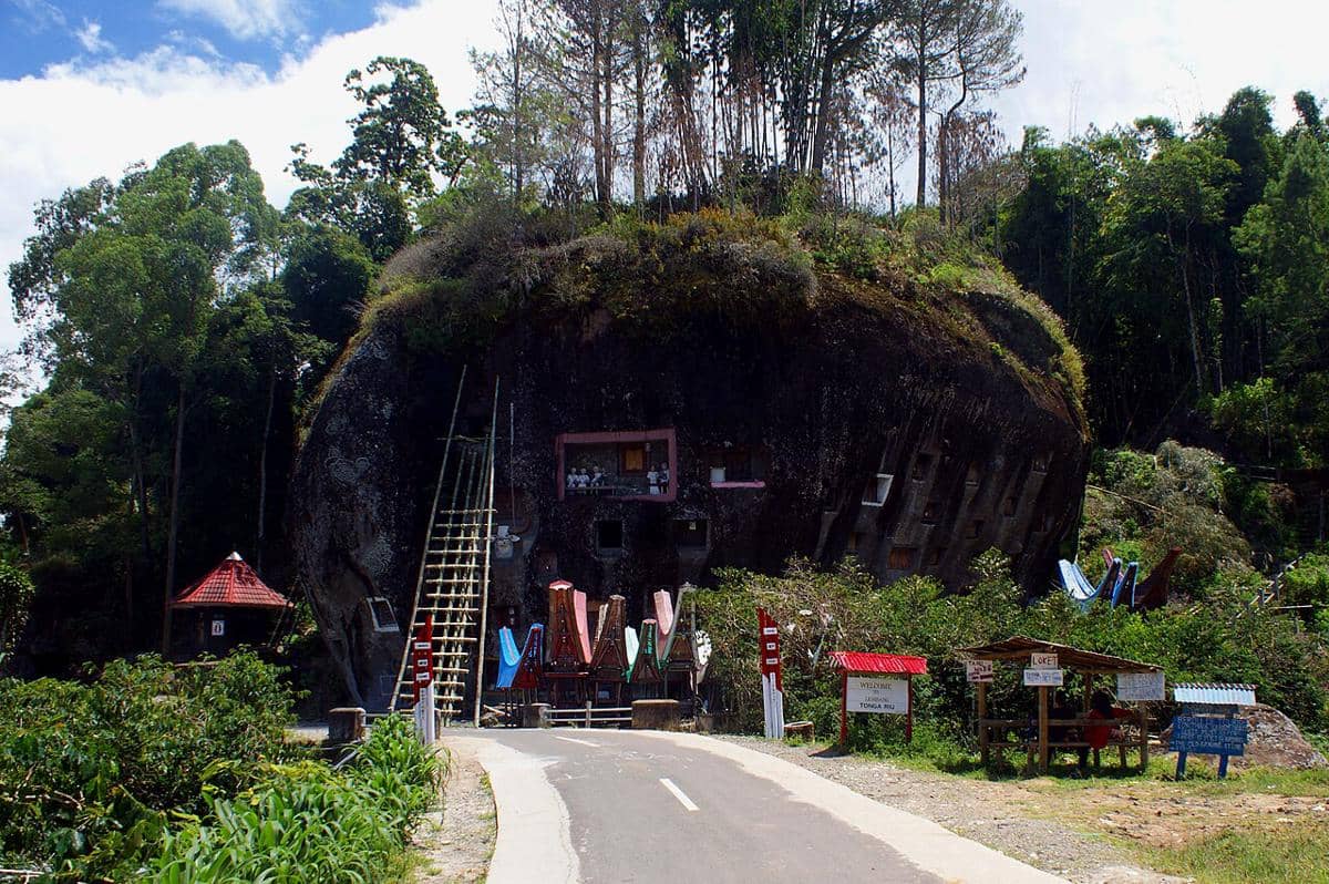 Suasana kawasan kuburan batu Lo'ko' Mata di Kabupaten Toraja Utara.