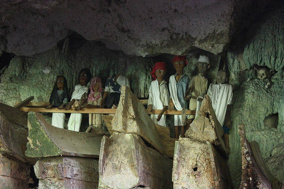 Deretan patung Tau-tau di salah satu kawasan kuburan batu masyarakat Toraja.