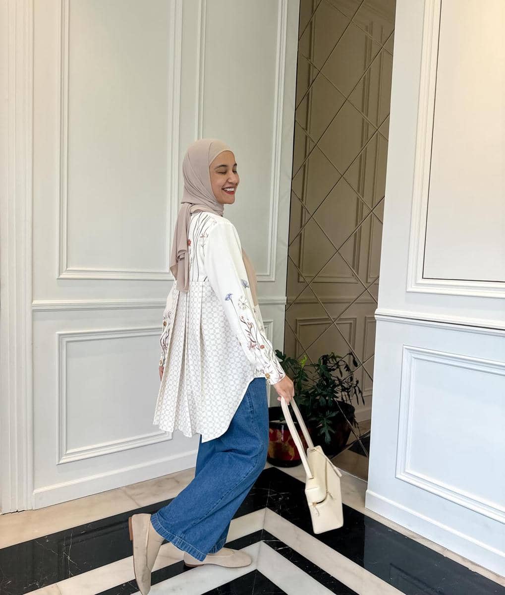 outfit hijab pakai kemeja ala Shireen Sungkar