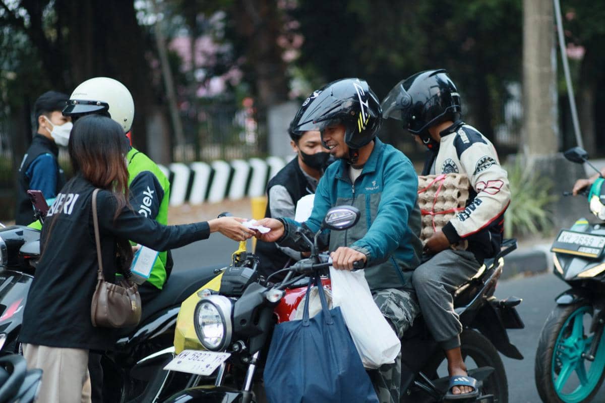 BRI Peduli bantu peralatan untuk padamkan karhutla di Kalbar. (Dok. BRI)