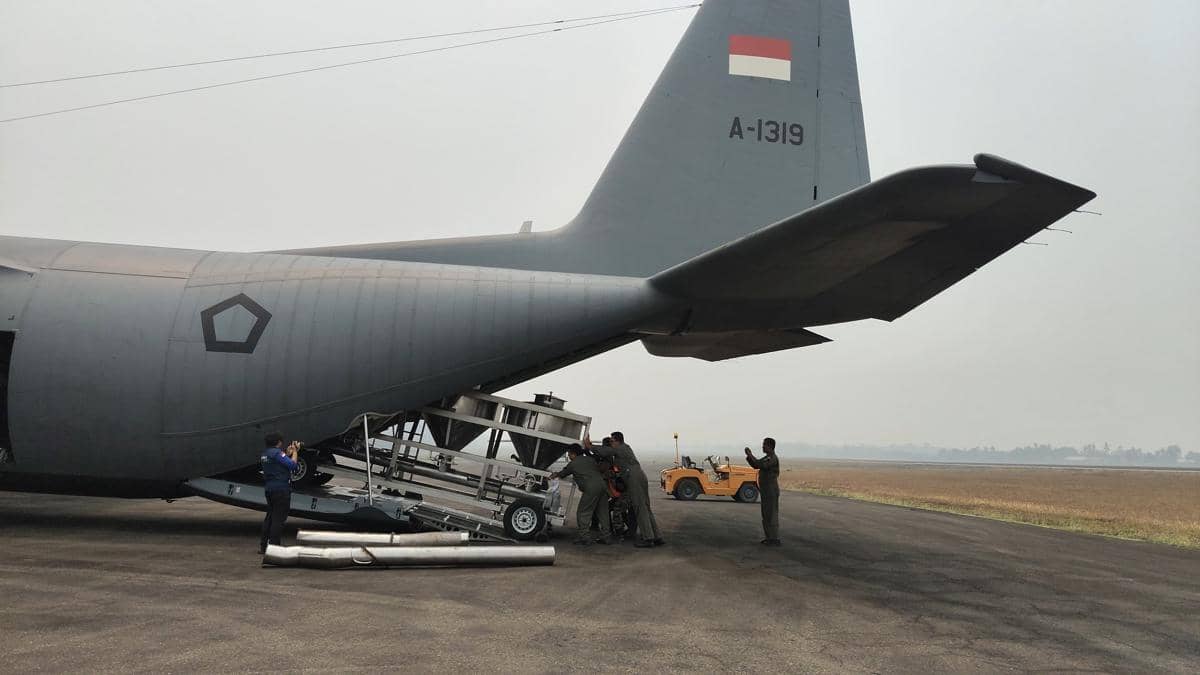 TNI AU, dry ice