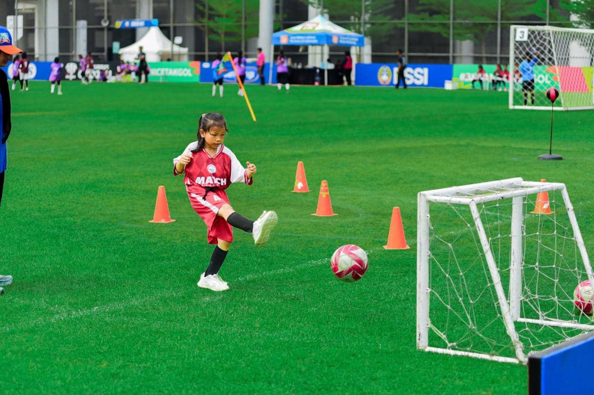 Anak-anak perempuan mengikuti Festival SenengSoccer sebagai upaya menumbuhkan minat sepak bola putri sejak dini.