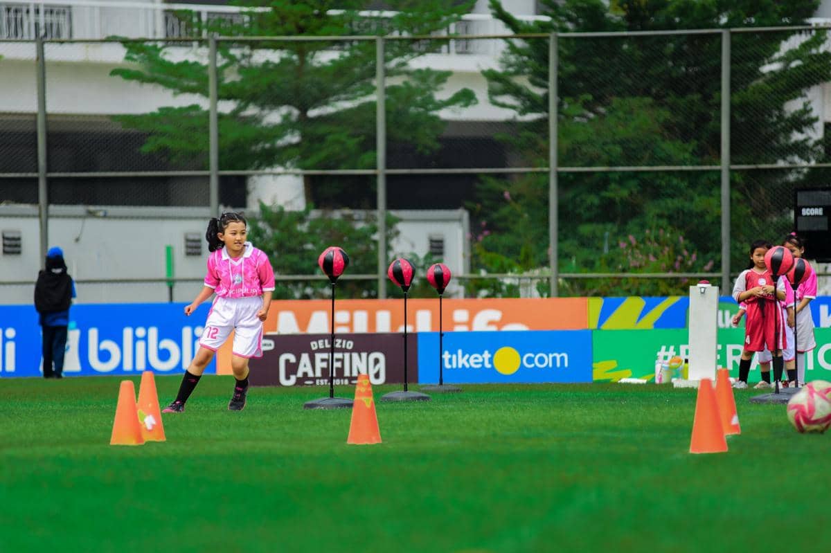 Peserta anak perempuan mengikuti Festival SenengSoccer untuk menumbuhkan minat terhadap sepak bola sejak dini.