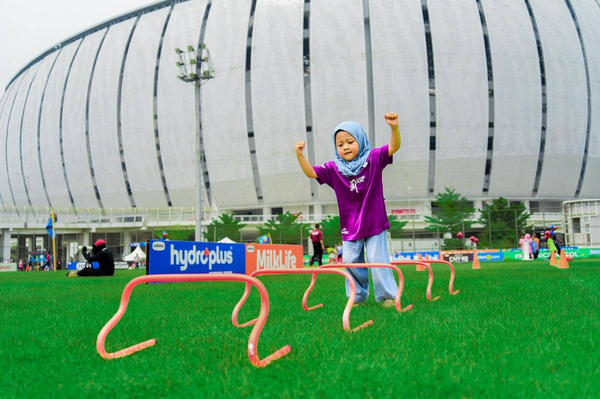 Para peserta Festival SenengSoccer mengikuti kegiatan untuk menumbuhkan minat sepak bola putri sejak dini.