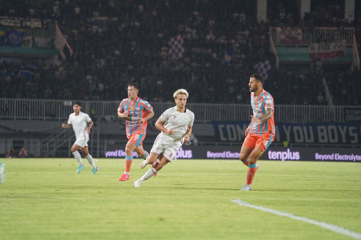 Garudayaksa FC bertemu Persib dalam laga Super League, sebagaimana tercantum dalam keterangan pertandingan.
