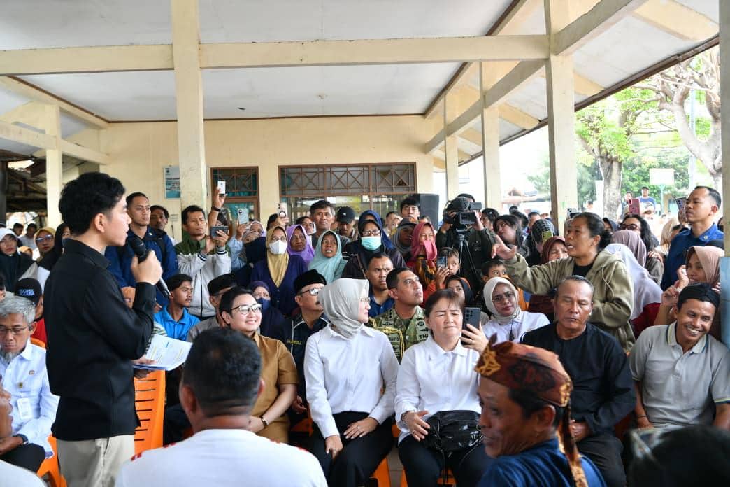 Wakil Presiden (Wapres) Gibran Rakabuming menyerap aspirasi nelayan di Tempat Pelelangan Ikan (TPI) Tegalkatilayu, Kabupaten Cilacap, Jawa T