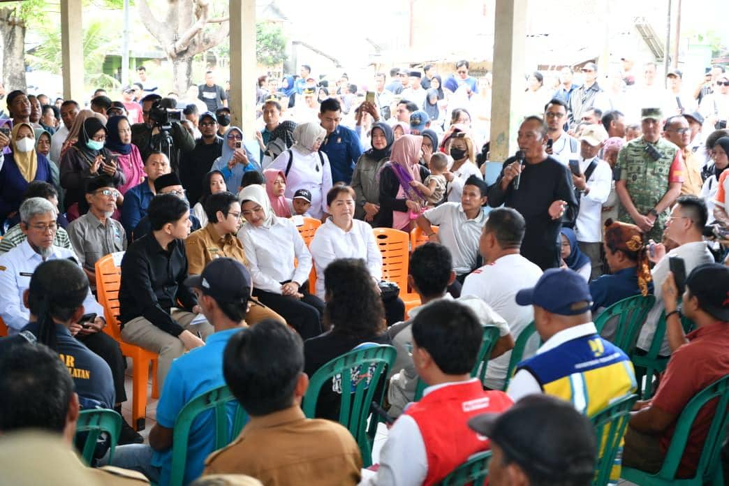 Wakil Presiden (Wapres) Gibran Rakabuming menyerap aspirasi nelayan di Tempat Pelelangan Ikan (TPI) Tegalkatilayu, Kabupaten Cilacap, Jawa T