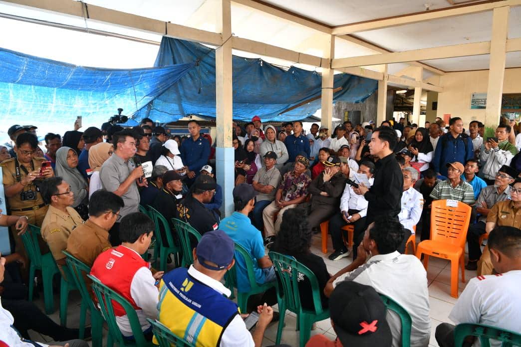 Wakil Presiden (Wapres) Gibran Rakabuming menyerap aspirasi nelayan di Tempat Pelelangan Ikan (TPI) Tegalkatilayu, Kabupaten Cilacap, Jawa T
