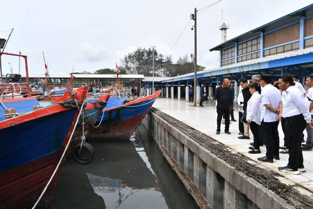 Gibran Tinjau Langsung Pendangkalan Sungai di Cilacap, Ajak Dialog Nelayan