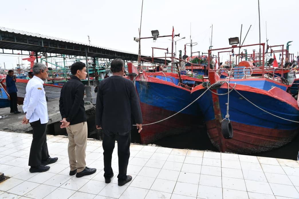 Gibran Tinjau Langsung Pendangkalan Sungai di Cilacap, Ajak Dialog Nelayan