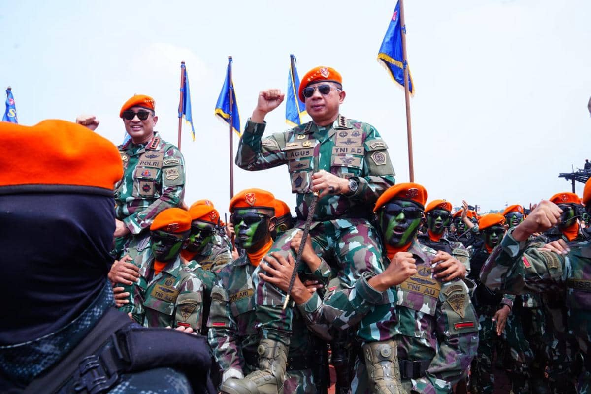 Panglima TNI-Kapolri Jadi Warga Kehormatan Korpasgat, Raih 3 Brevet