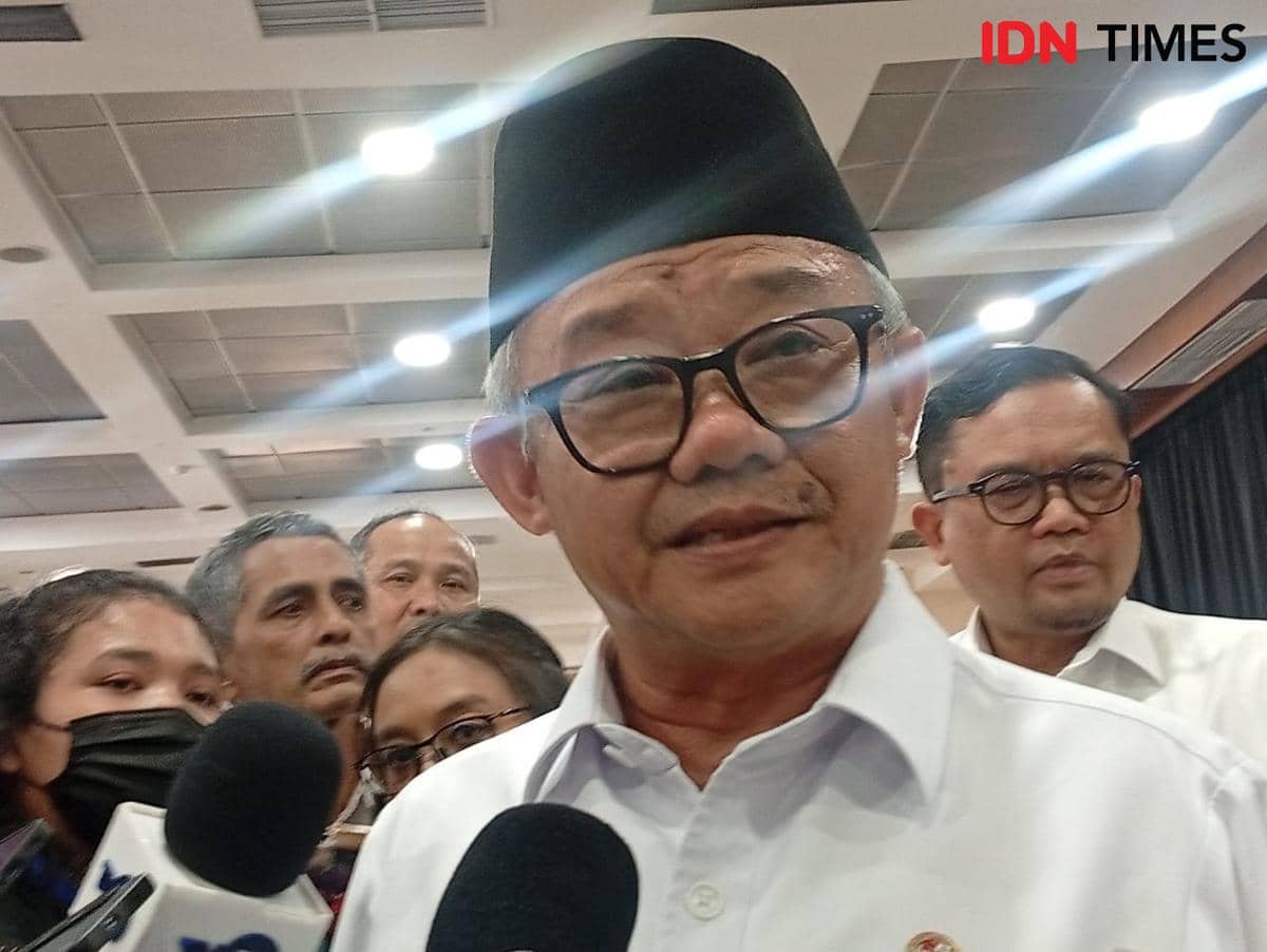 Mendikdasmen Abdul Mu'ti memaparkan pencapaian Kemendikdasmen dalam dua tahun di Gedung Kemendikdasmen, Senin (26/10/2026). (IDN Times/Dini 