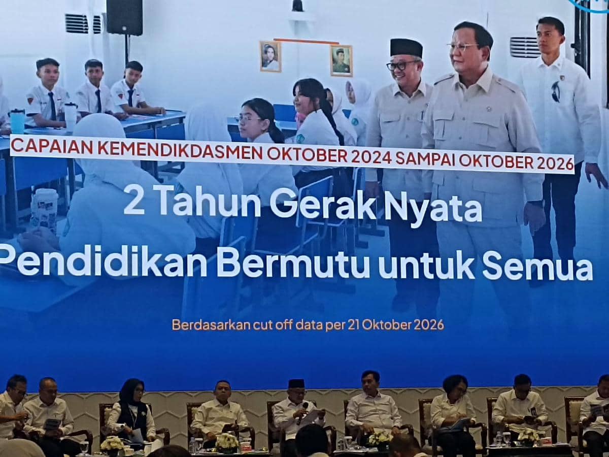 Mendikdasmen Abdul Mu'ti memaparkan pencapaian Kemendikdasmen dalam dua tahun di Gedung Kemendikdasmen, Senin (26/10/2026). (IDN Times/Dini 