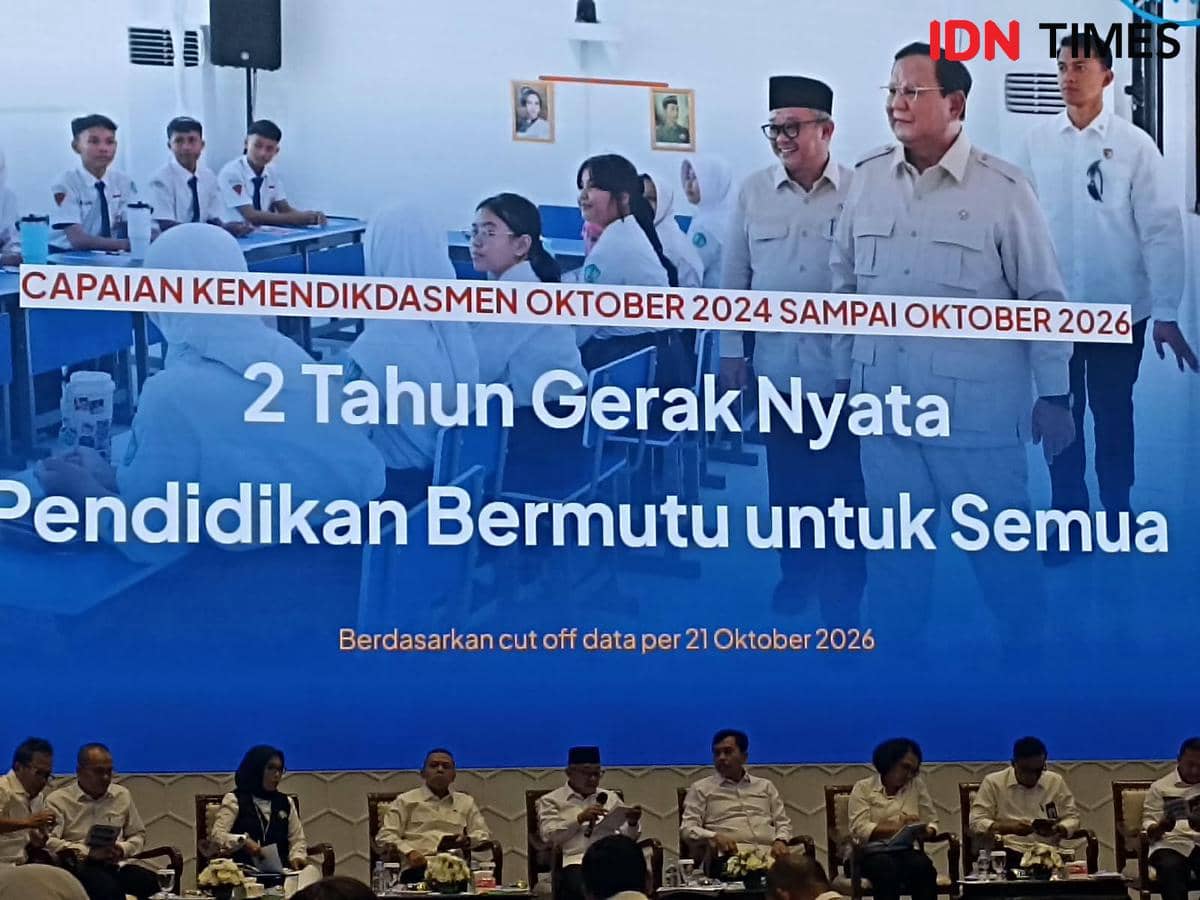 Mendikdasmen Abdul Mu'ti memaparkan pencapaian Kemendikdasmen dalam dua tahun di Gedung Kemendikdasmen, Senin (26/10/2026). (IDN Times/Dini 