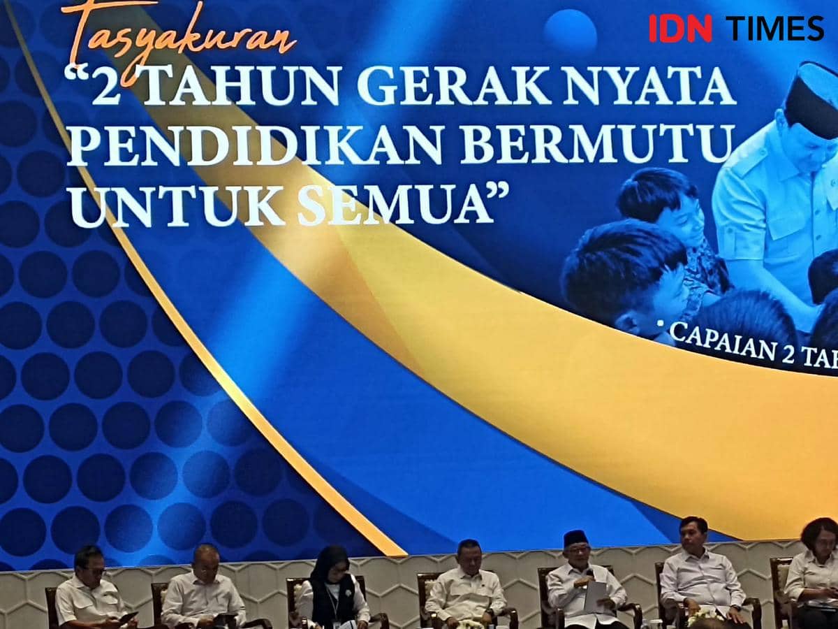 Mendikdasmen Abdul Mu'ti memaparkan pencapaian Kemendikdasmen dalam dua tahun di Gedung Kemendikdasmen, Senin (26/10/2026). (IDN Times/Dini 