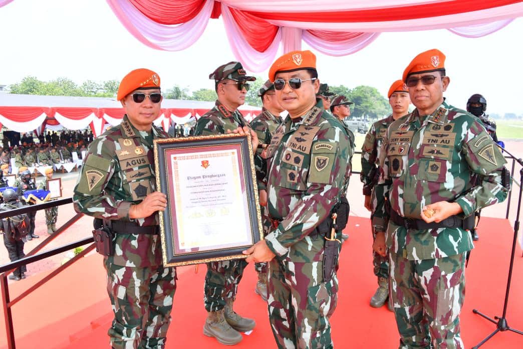 Panglima TNI-Kapolri Jadi Warga Kehormatan Korpasgat, Raih 3 Brevet