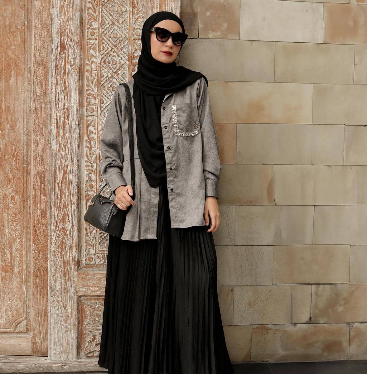 outfit hijab pakai kemeja ala Shireen Sungkar