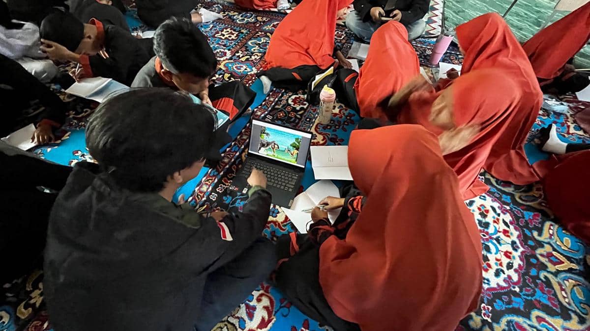 Sejumlah siswa mengikuti pelatihan penyusunan cerita dan desain buku digital bersama tim mahasiswa Itera di ruang kelas.