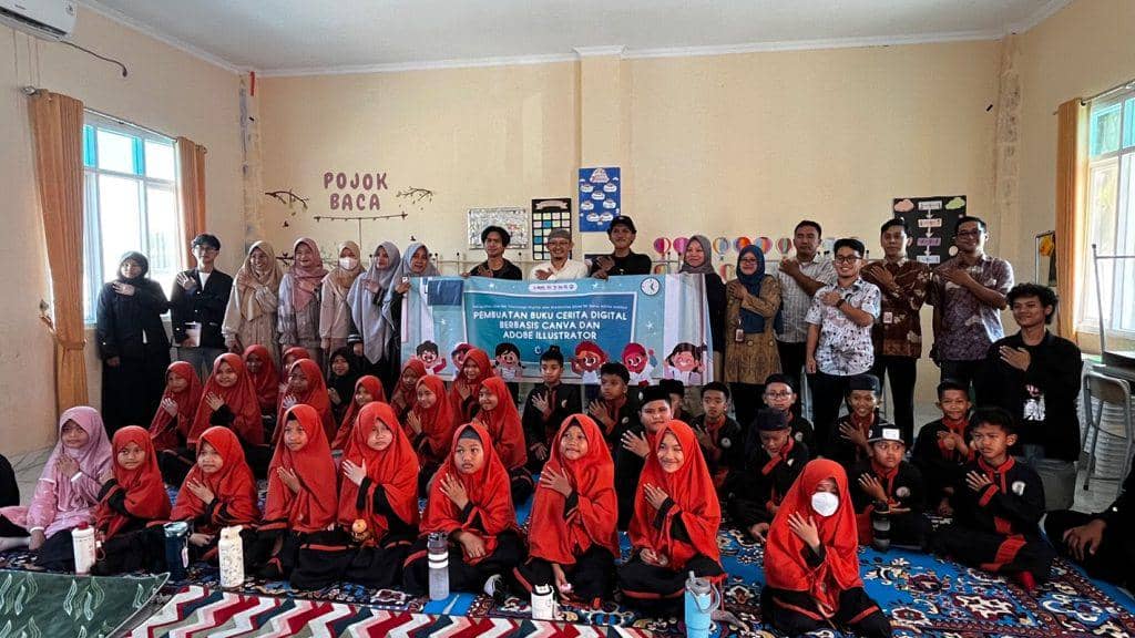 Tim mahasiswa Itera mendampingi para siswa menyusun cerita dan merancang buku digital dalam kegiatan pelatihan.