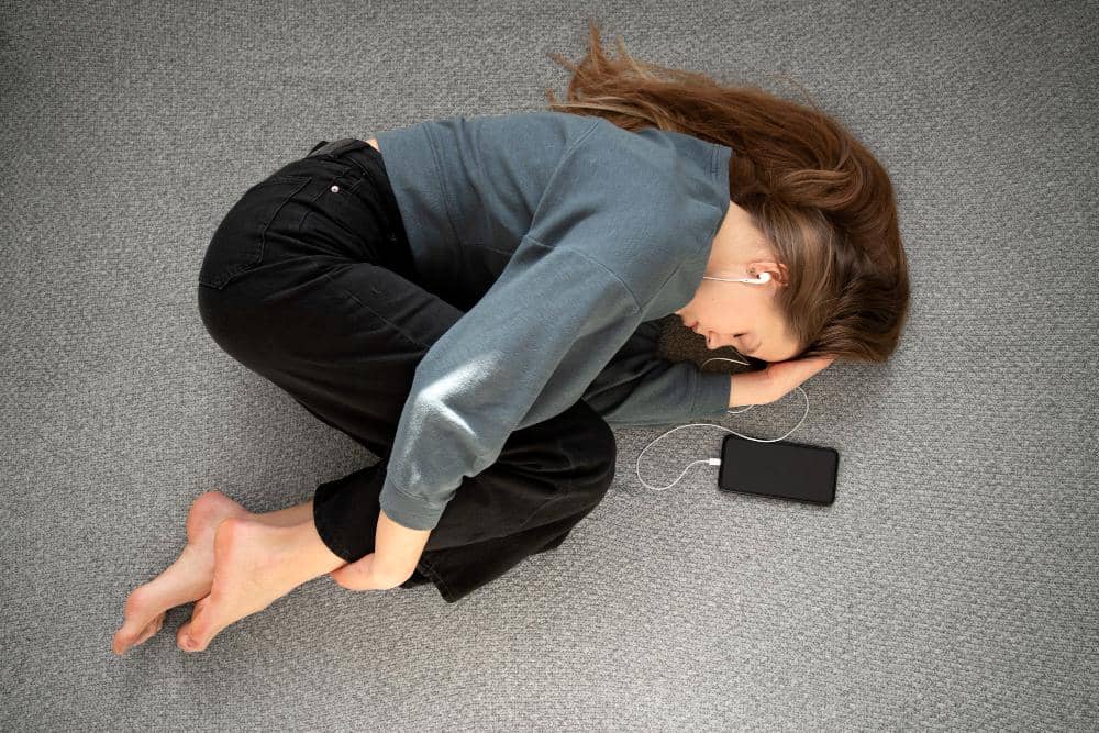 Mitos atau Fakta: Tidur di Lantai Kena Kipas Sebabkan Paru-Paru Basah